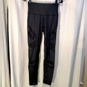 Victoria’s Secret Knockout Black Mess Accent Leggings Size Small EUC